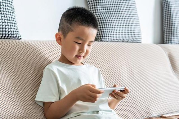 爱配配资 冒充警方、威胁转账……免费送皮肤骗局，未成年人为什么屡屡中招？