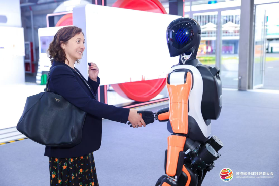 安联 普华永道中国主席何睦宁与领益智造机器人握手|直击绿博会（图）